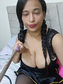 Juliethserna stripchat live cam model