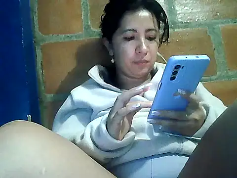 Chiquilove27 stripchat live cam model