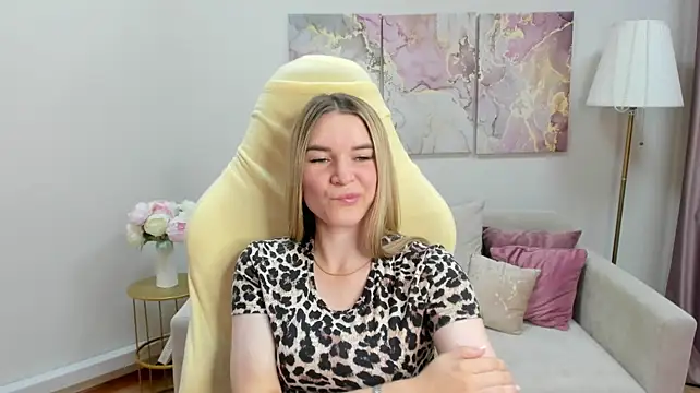 RoxyReignn stripchat live cam model