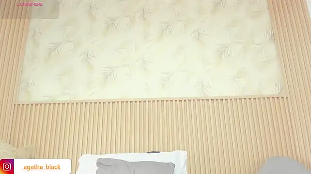 mia_pineda stripchat live cam model