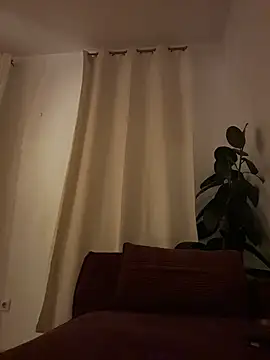 suyneslii stripchat live cam model