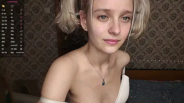 Smartemilia stripchat live cam model