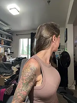 DeeDee-69 stripchat live cam model