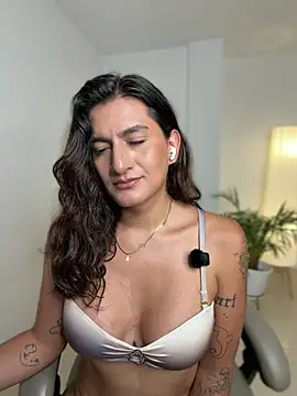 ari_artis stripchat live cam model
