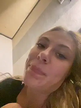 Shelly-Marie stripchat live cam model