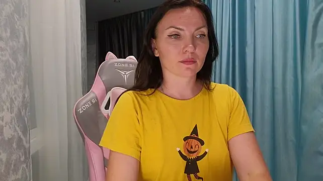 -DIVORA- stripchat live cam model