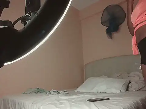 pinky-lips stripchat live cam model