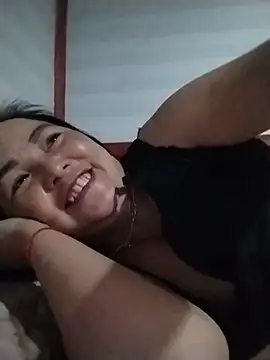 NAAYA8190 stripchat live cam model