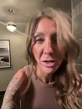 DeeDee-69 stripchat live cam model