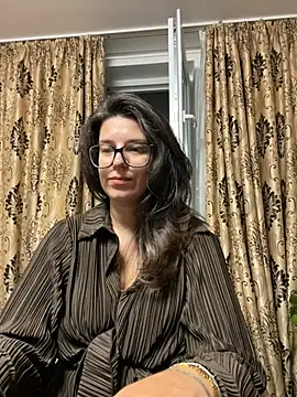 NadiraNoor stripchat live cam model
