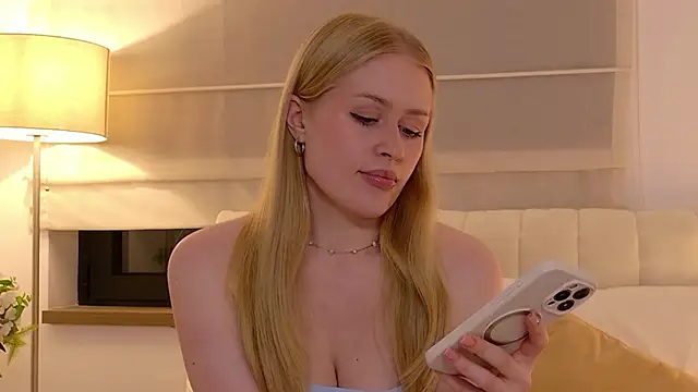 JuliaJaee stripchat live cam model