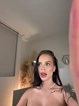 ValentinaMilann stripchat live cam model