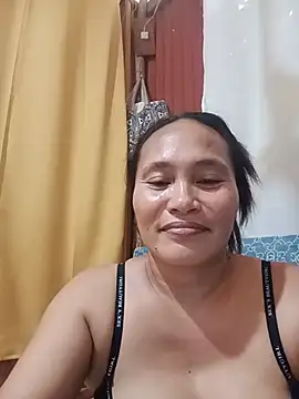 Queenslay stripchat live cam model