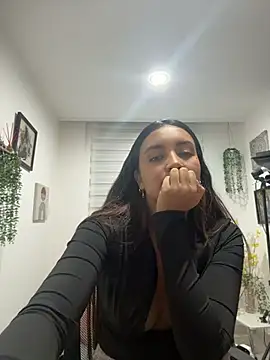 aisha_es stripchat live cam model
