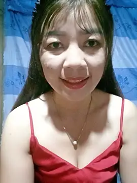 Yiyi102300 stripchat live cam model