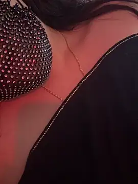 YaraQueen stripchat live cam model