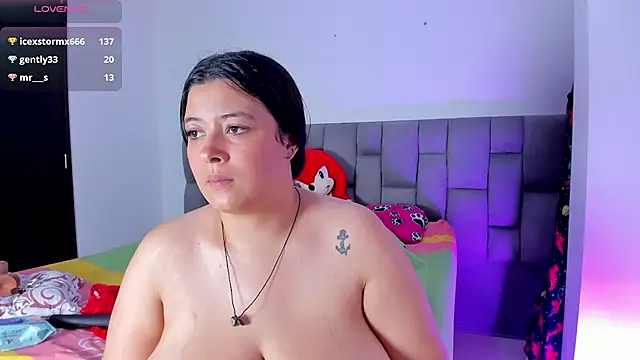 JulietaKane stripchat live cam model
