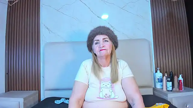 queenstarhy stripchat live cam model