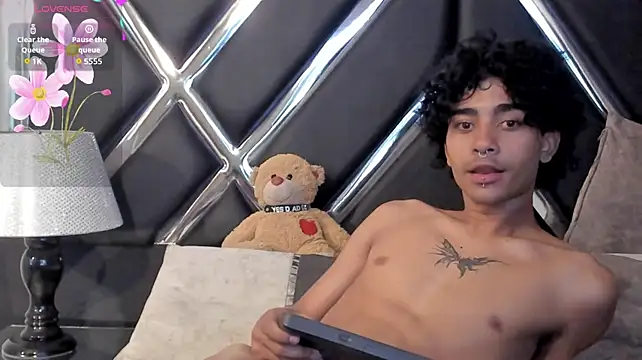 MiikeOthon stripchat live cam model
