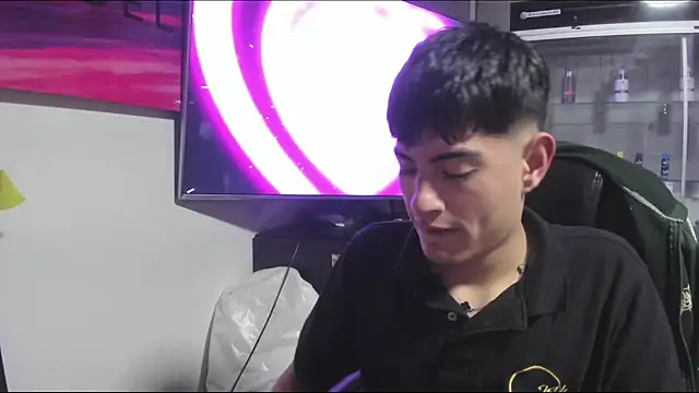 andylol330 stripchat live cam model