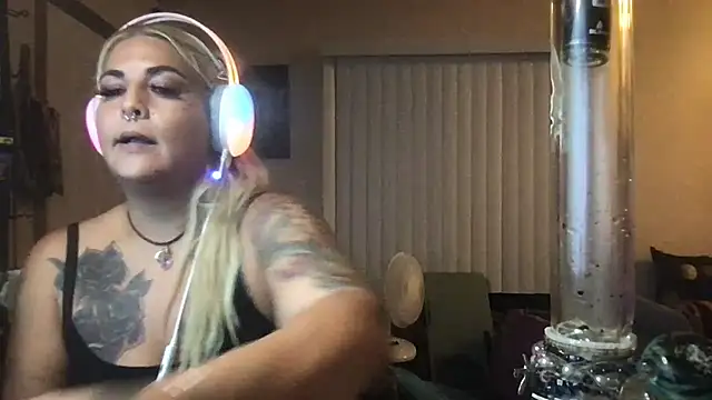 ShineyQuinn stripchat live cam model