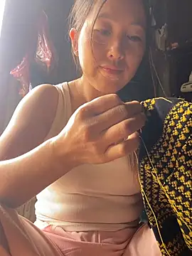 Huonglyna stripchat live cam model