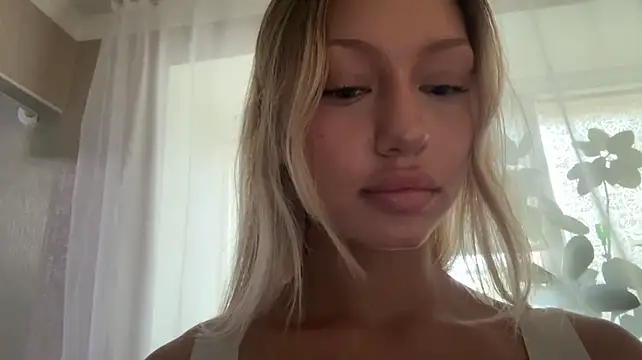 HeavingLip stripchat live cam model