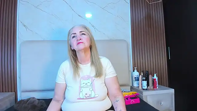 queenstarhy stripchat live cam model