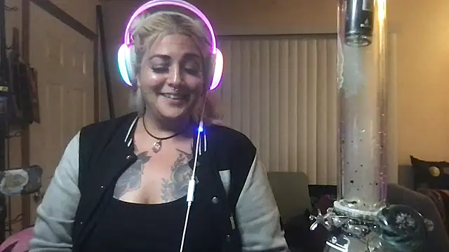 ShineyQuinn stripchat live cam model