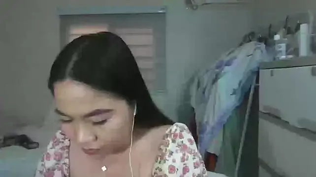 CandieHand stripchat live cam model