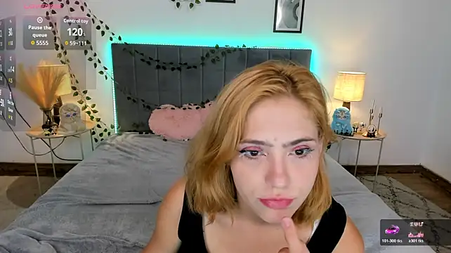 DellaRows stripchat live cam model