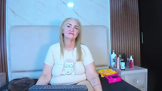 queenstarhy stripchat live cam model