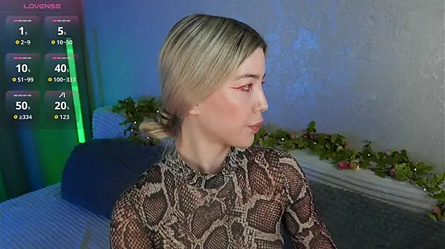 LindaThackerr stripchat live cam model