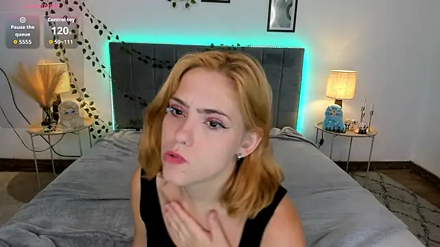 DellaRows stripchat live cam model