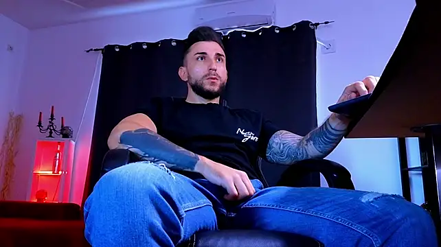 MightyAaron66 stripchat live cam model
