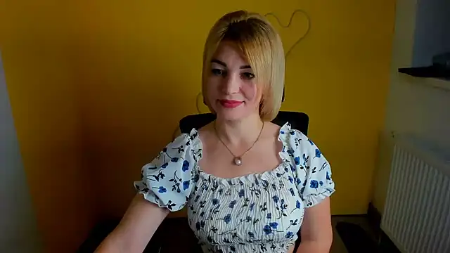 CuttieEmma stripchat live cam model