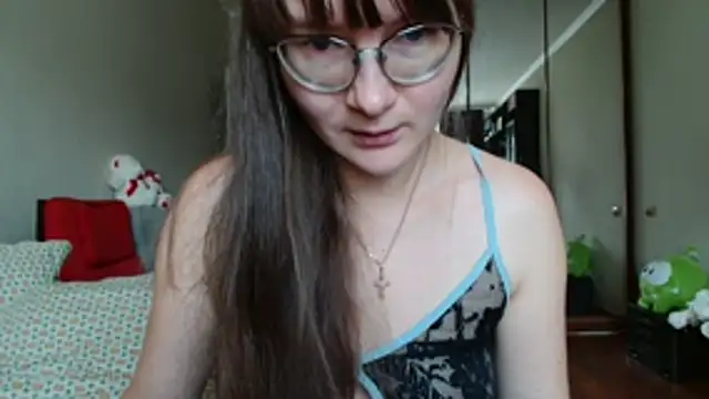 KiraGoldens stripchat live cam model