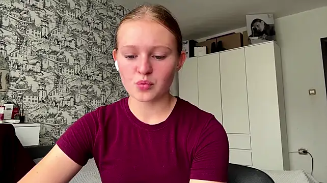 LisFris stripchat live cam model