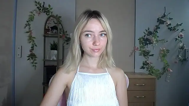 LuciaYoung stripchat live cam model
