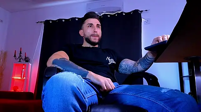 MightyAaron66 stripchat live cam model