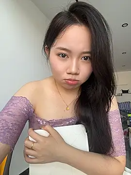 QiQi-2001 stripchat live cam model
