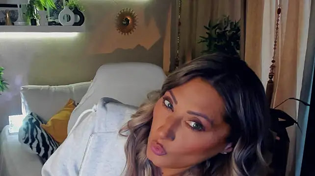 SarahAlluring stripchat live cam model