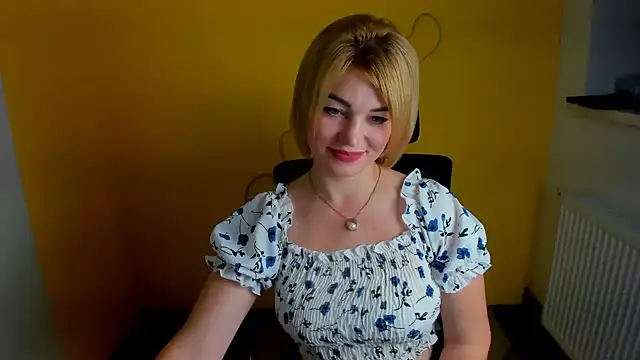 CuttieEmma stripchat live cam model