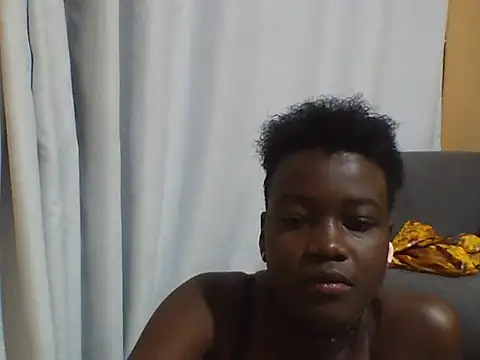 Pretty-Leaa stripchat live cam model