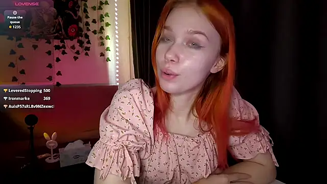 RedAriana stripchat live cam model
