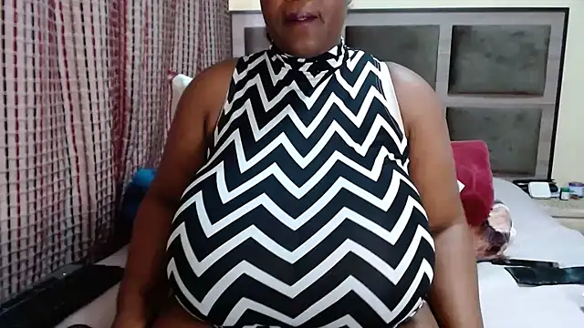 CHOCOLATEDARKBUSTYX stripchat live cam model