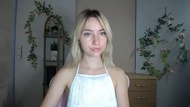 LuciaYoung stripchat live cam model