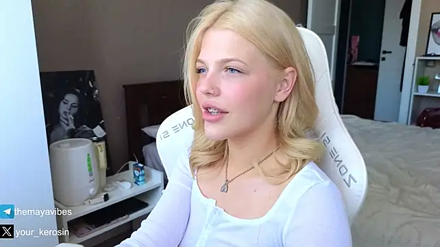 Maya_NextDoor stripchat live cam model