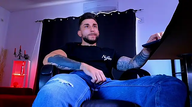 MightyAaron66 stripchat live cam model