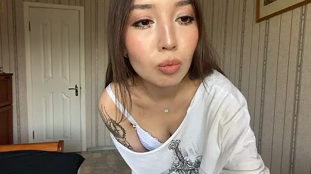 KasieBratton stripchat live cam model